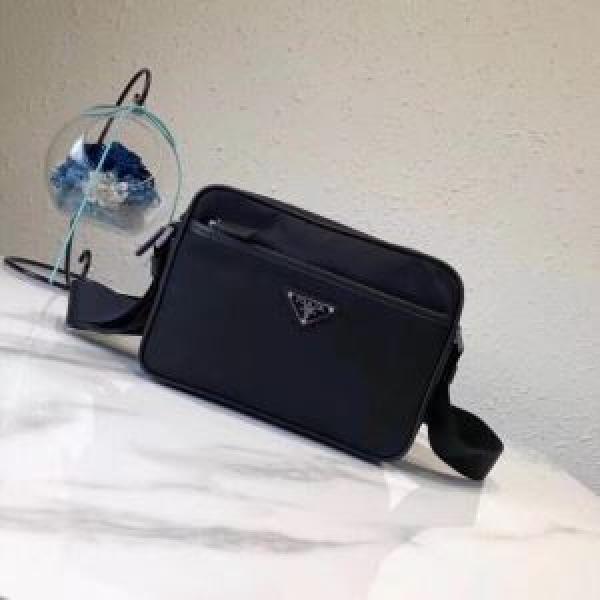 秋冬から人気継続中 ショルダーバッグ  プラダ 最速2026秋冬トレンドブランド PRADA 今年らしい新しい人気色