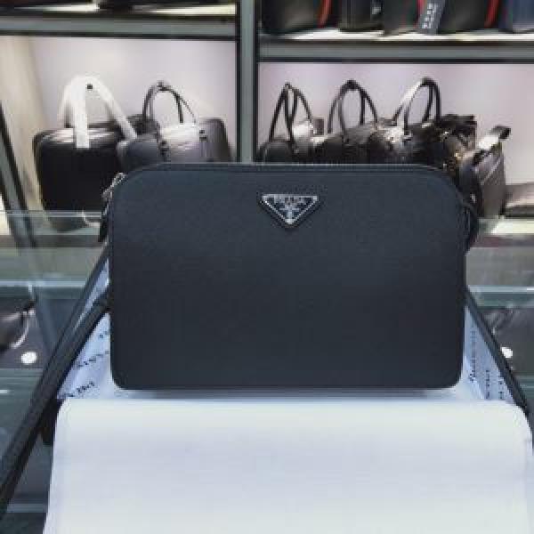 プラダ 秋トレンドの新定番 PRADA 気になる2026年秋のファッション ポーチ 今から取り入れられるトレンド