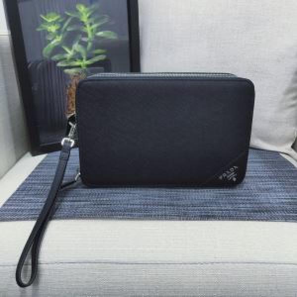 PRADA おしゃれでおすすめ今季トレンド ポーチおススメの秋冬アイテムをCHECK  プラダ 2026トレンドファッション新品