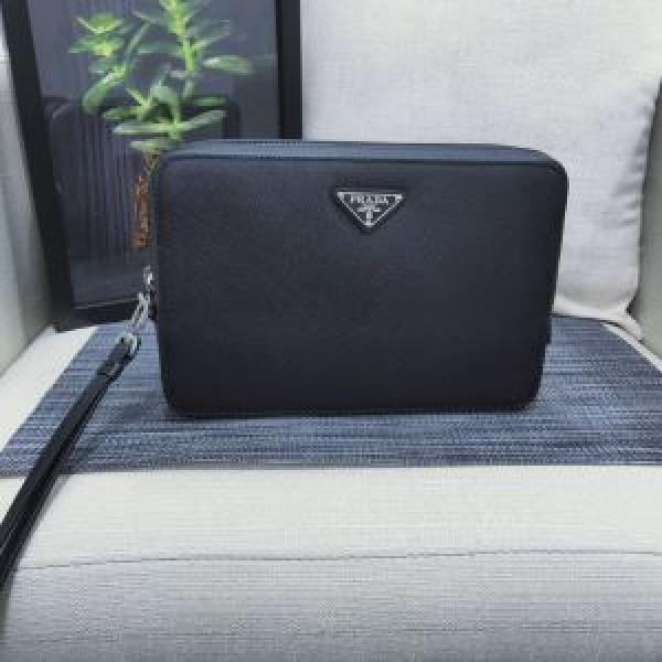 ポーチ 今年の流行りファション プラダ【2026秋冬トレンド】押さえておきたい  PRADA やっぱり優しい色 2色可選