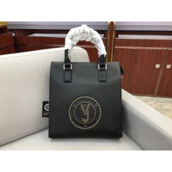ヴェルサーチ やっぱり優しい色 VERSACE 【2026秋冬トレンド】押さえておきたい ハンドバッグ  サイズのよさを感じる新作