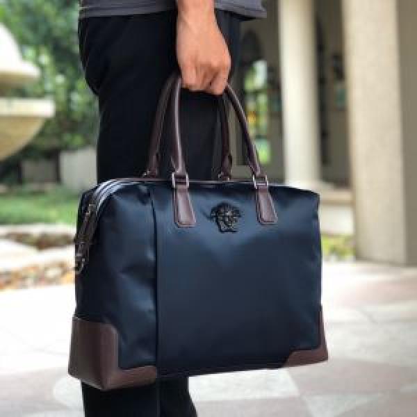 秋冬ファッションコーディネート ハンドバッグ 最重要！2026秋冬トレンド ヴェルサーチVERSACE 使いやすさのトレンド