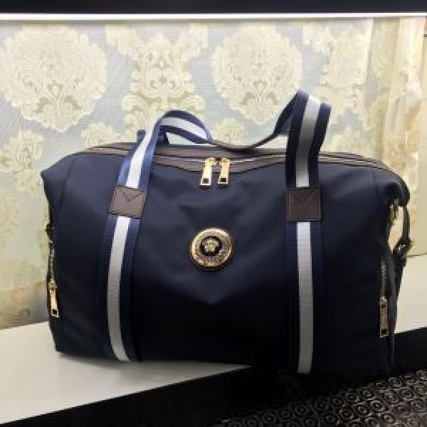 ヴェルサーチVERSACE カジュアルコーデオシャレ スーツケース もちろん相性抜群 速報！2026年秋ファッショントレンド