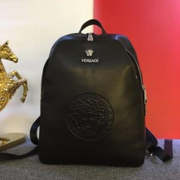 2026秋のファッショントレンドはこれ リュック秋冬もちろん主役級  ヴェルサーチVERSACE 大人かわいい秋冬コーデを楽しみ