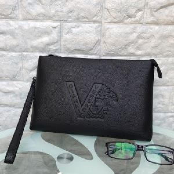VERSACE  おしゃれさんはいち早く取り ヴェルサーチ2026秋、イチオシ上品 ポーチ 新作アイテムが今年流