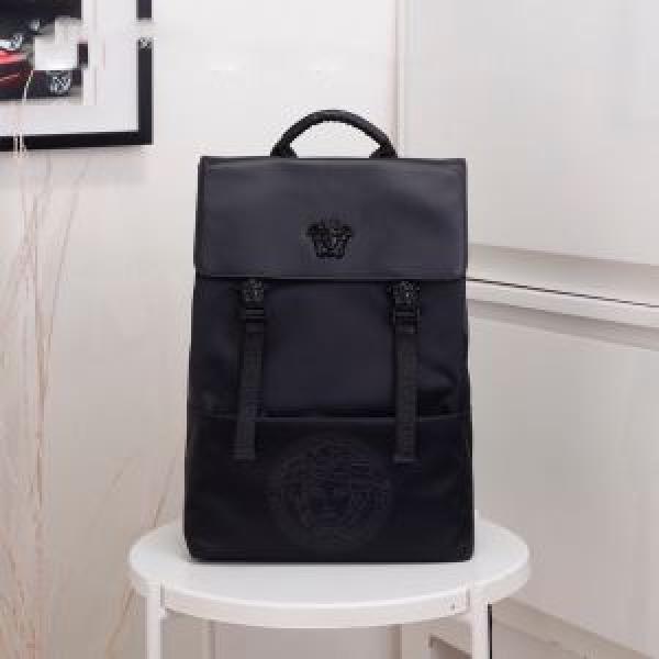 秋冬流行りファション ヴェルサーチ最新秋冬トレンドをチェック！2026-20秋冬 VERSACE リュック やっぱり優しい色