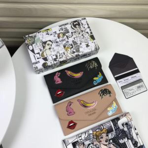 プラダやっぱり優しい色  PRADA 最新秋冬トレンドをチェック 財布/ウォレット 2色可選 最新秋冬トレンドをチェック！2026-20秋冬