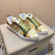 ヴェルサーチ今年の流行りファション VERSACE やっぱり優しい色 ランニング...