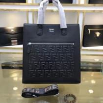 お洒落が楽しめる秋冬新品　フェンディ FENDI 2026-20秋冬ファッションを楽しみ　ハンドバッグ　バランスの取れたコーデスタイル