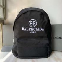 BALENCIAGA 秋冬もちろん主役級 リュック 大人かわいい秋冬コーデを楽し...