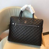 秋冬ファッションコーディネート ルイ ヴィトン人気ファッション雑誌でも掲載  LOUIS VUITTON ハンドバッグ 最重要！2026秋冬トレンド