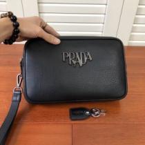 ポーチ着心地もなめらかで快適  プラダ 2026トレンドカラー秋冬セール PRADA とにかく完璧ブランド新作