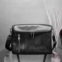 最高にCOOL秋冬新作  プラダ シンプルに着こなしたい PRADA 最速2026秋冬トレンドブランド ショルダーバッグ