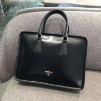 プラダ やっぱり優しい色 PRADA 【2026秋冬トレンド】押さえておきたい ...