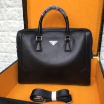 秋冬に大注目のカラー プラダ カジュアルコーデオシャレ PRADA ハンドバッグ...