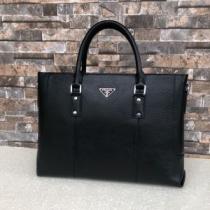 ハンドバッグ  秋冬もちろん主役級 プラダ 大人かわいい秋冬コーデを楽しみ PRADA 2026秋のファッショントレンドはこれ