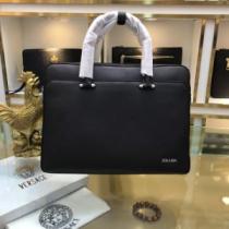 秋冬にお世話になる定番 プラダ 【最新】2026年秋冬のトレンド速報 PRADA...