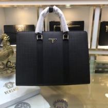 気になる2026年秋のファッション 秋トレンドの新定番 プラダ PRADA ハン...