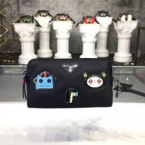 PRADA 最新作おすすめしたい秋冬 プラダ  寒い季節トレンド上品 ポーチ  ...