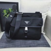 ショルダーバッグ   2026秋に注目したい プラダ おしゃれさんはいち早く取り PRADA 新作アイテムが今年流