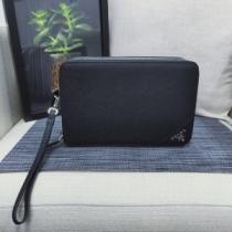 PRADA おしゃれでおすすめ今季トレンド ポーチおススメの秋冬アイテムをCHE...