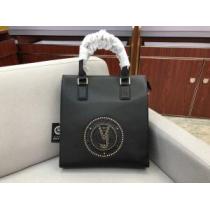 ヴェルサーチ やっぱり優しい色 VERSACE 【2026秋冬トレンド】押さえておきたい ハンドバッグ  サイズのよさを感じる新作