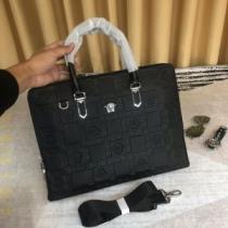 ハンドバッグ  今年注目な新品セール ヴェルサーチ2026秋冬最重要アイテム VERSACE  秋冬とれんど新品目立ち