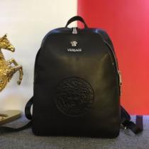 2026秋のファッショントレンドはこれ リュック秋冬もちろん主役級  ヴェルサーチVERSACE 大人かわいい秋冬コーデを楽しみ