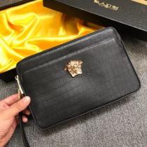 秋ファションのトレンド ヴェルサーチ 一番おしゃれ秋冬トレンドVERSACE ポ...