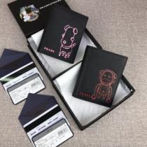 人気の秋冬新作再登場 プラダ PRADA 今年注目すべき秋冬ファッション 財布/ウォレット 2色可選 2026トレンドアイテム激安