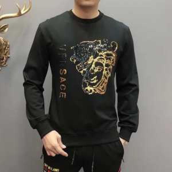 2026-20秋冬取り入れやすい ヴェルサーチ VERSACE プルオーバーパーカー 秋冬にお世話になる定番