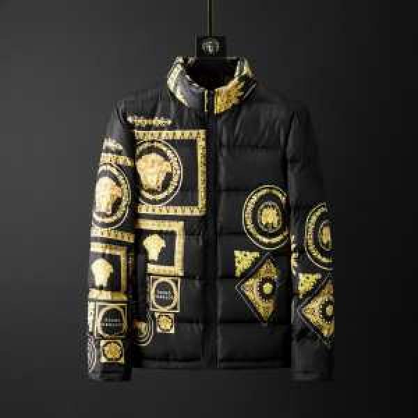 メンズ ダウンジャケット やっぱり優しい色 ヴェルサーチ 【2026秋冬トレンド】押さえておきたい VERSACE サイズのよさを感じる新作