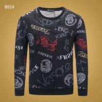 2026-20秋冬トレンドファッション 活躍するトレンドアイテム ヴェルサーチ VERSACE プルオーバーパーカー