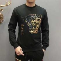 2026-20秋冬取り入れやすい ヴェルサーチ VERSACE プルオーバーパーカー 秋冬にお世話になる定番