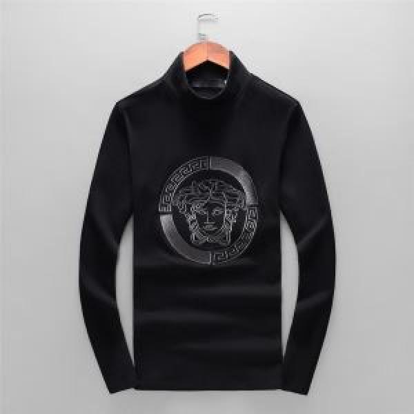 注目の秋ファッション一番 最新秋冬トレンドをチェック！2026-20秋冬 ヴェルサーチ VERSACE 長袖Tシャツ