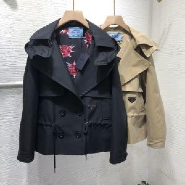 秋冬ファッションコーディネート　プラダ PRADA 人気ファッション雑誌でも掲載　フリースパーカー付　最重要！2026秋冬トレンド