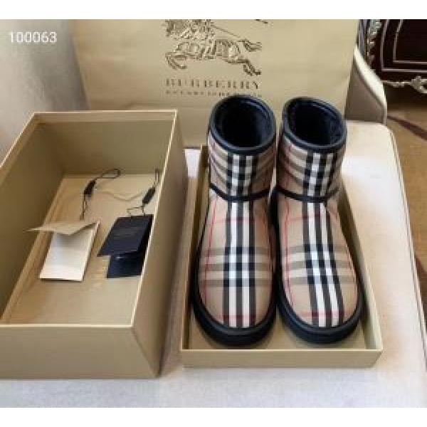 大人かわいい秋冬コーデを楽しみ バーバリー おしゃれ度アップ秋冬コレクション BURBERRY レザーブーツ 2026秋のファッショントレンドはこれ