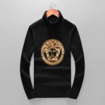 【最新】2026年秋冬のトレンド速報 ヴェルサーチ VERSACE 長袖Tシャツ 寒い季節トレンド上品