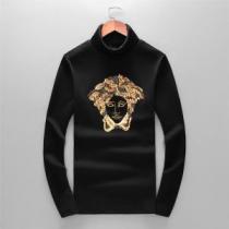 長袖Tシャツ  ヴェルサーチ VERSACE 最新トレンドコーデおすすめ 202...