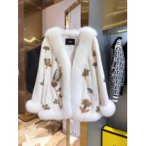 秋冬もちろん主役級　フェンディ FENDI 大人かわいい秋冬コーデを楽しみ　ハー...