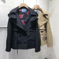 秋冬ファッションコーディネート　プラダ PRADA 人気ファッション雑誌でも掲載　フリースパーカー付　最重要！2026秋冬トレンド