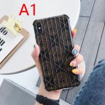 秋ファションのトレンド ヴェルサーチ2色可選  2026秋に注目したい VERSACE スマートフォンケース おしゃれさんはいち早く取り