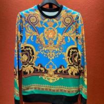 プルオーバーパーカー 2026秋冬最重要アイテム VERSACE ヴェルサーチ  防寒性も抜群