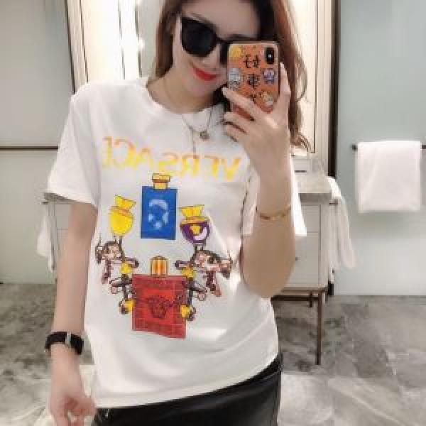 差をつけたい人にもおすすめ2色可選  ヴェルサーチ春夏コレクション新品  VERSACE 半袖Tシャツ大活躍する