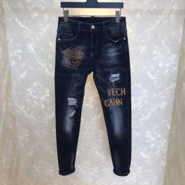 ヴェルサーチ手頃価格でカブり知らず VERSACE 価格も嬉しいアイテム ジーンズ
