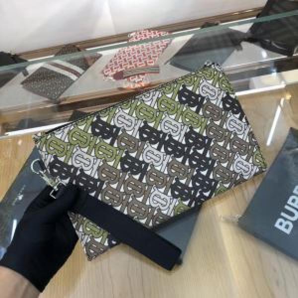 価格も嬉しいアイテム  ポーチ   手頃価格でカブり知らず バーバリー BURBERRY