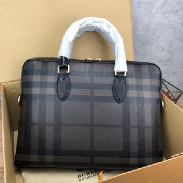 着こなしを楽しむ バーバリー BURBERRY 限定品が登場 ショルダーバッグ 2026年春夏コレクション