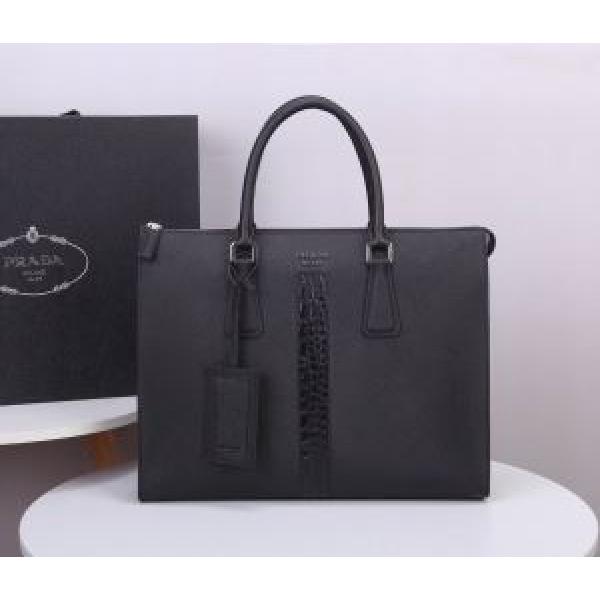 ビジネスバッグ 高級感のある素材 プラダ 一番手に入れやすい PRADA  2026年春限定