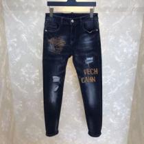 ヴェルサーチ手頃価格でカブり知らず VERSACE 価格も嬉しいアイテム ジーン...