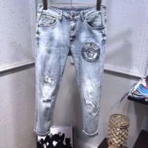ヴェルサーチ 絶対に見逃せない VERSACE ジーンズ 20SS☆送料込 普段...